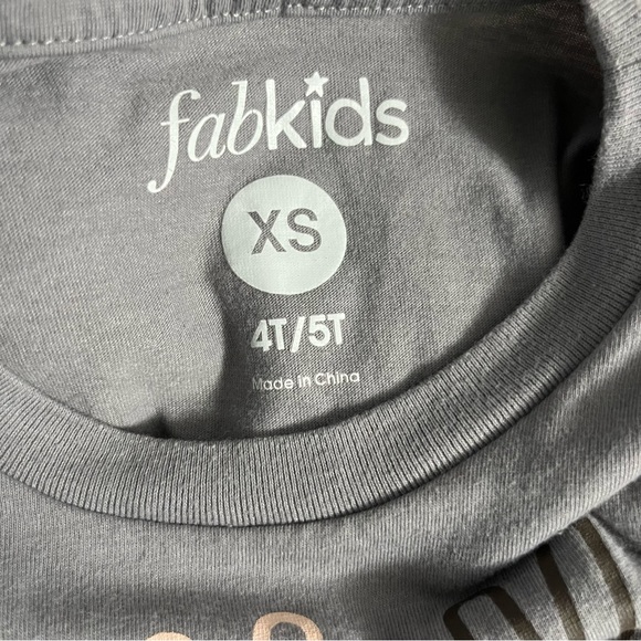 FabKids Peace Sign Multiethnic Hands over Dark Gray Short Sleeve Tee XS 4-5 Yrs - Picture 2 of 5